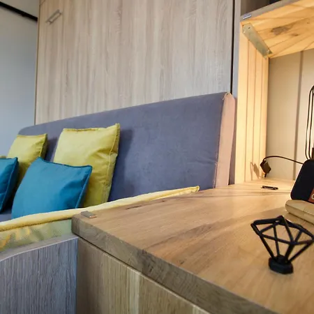 Apartment -studio Lumineux-clim-parking-metro A 80 Metres- *
